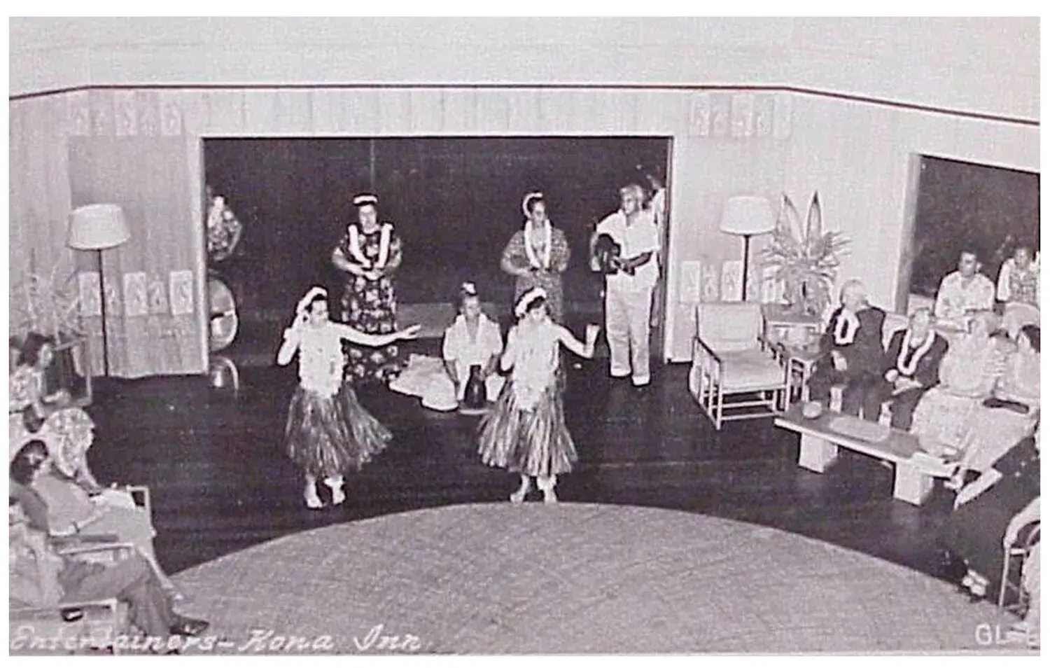 Vintage photograph of hula dancers performing in the Kona Inn lounge for guests
